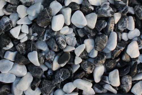 Щебень галтованый микс (белый-черный) фр.20-40 мм.