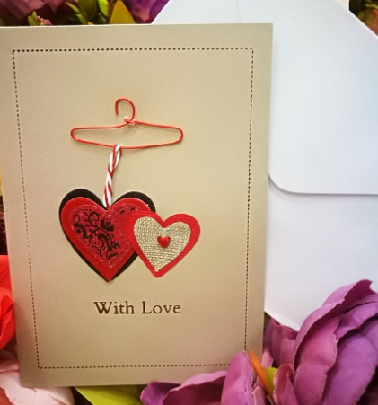 EG121-GC038AM Открытка ручной работы Сердца на вешалке 12см*17см