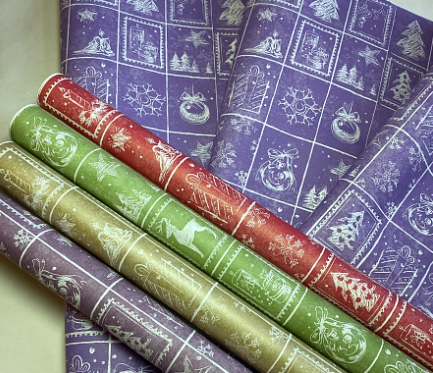 Крафт белый Новогодние марки (70см/400гр)