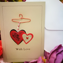 EG121-GC038AM Открытка ручной работы Сердца на вешалке 12см*17см